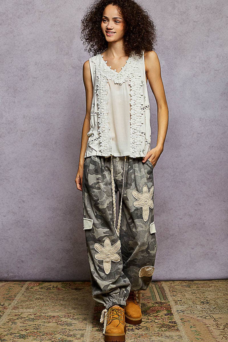 POL Sleeveless contrast floral lace crochet detail v-neck top