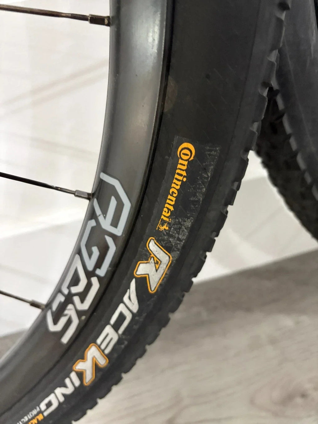 #SBCTEAM – ENVE AG25 Carbon Gravel Wheelset | 700c / XDR / Tubeless + Continental Race King 2.2 + Fillmore Valves (Used – Good Condition)
