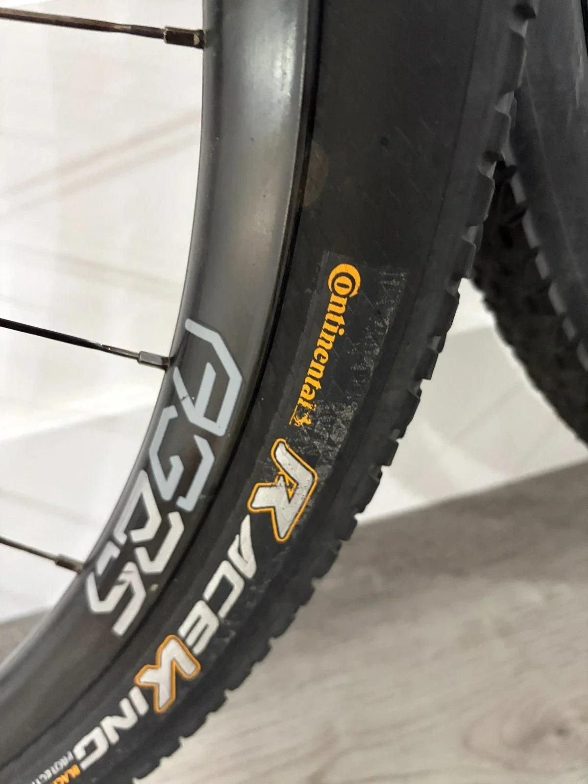 #SBCTEAM – ENVE AG25 Carbon Gravel Wheelset | 700c / XDR / Tubeless + Continental Race King 2.2 + Fillmore Valves (Used – Good Condition)